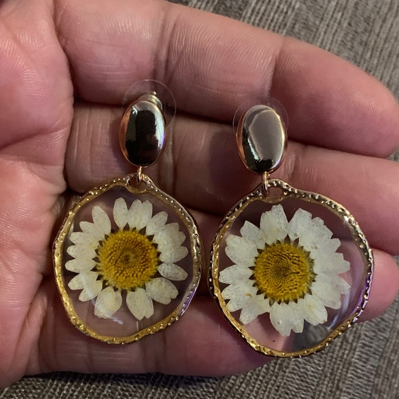 Jewelry - Gold Daisy Drop Earrings